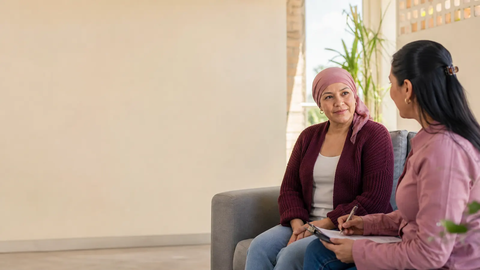 Paciente con cáncer y orientadora social conversando en México