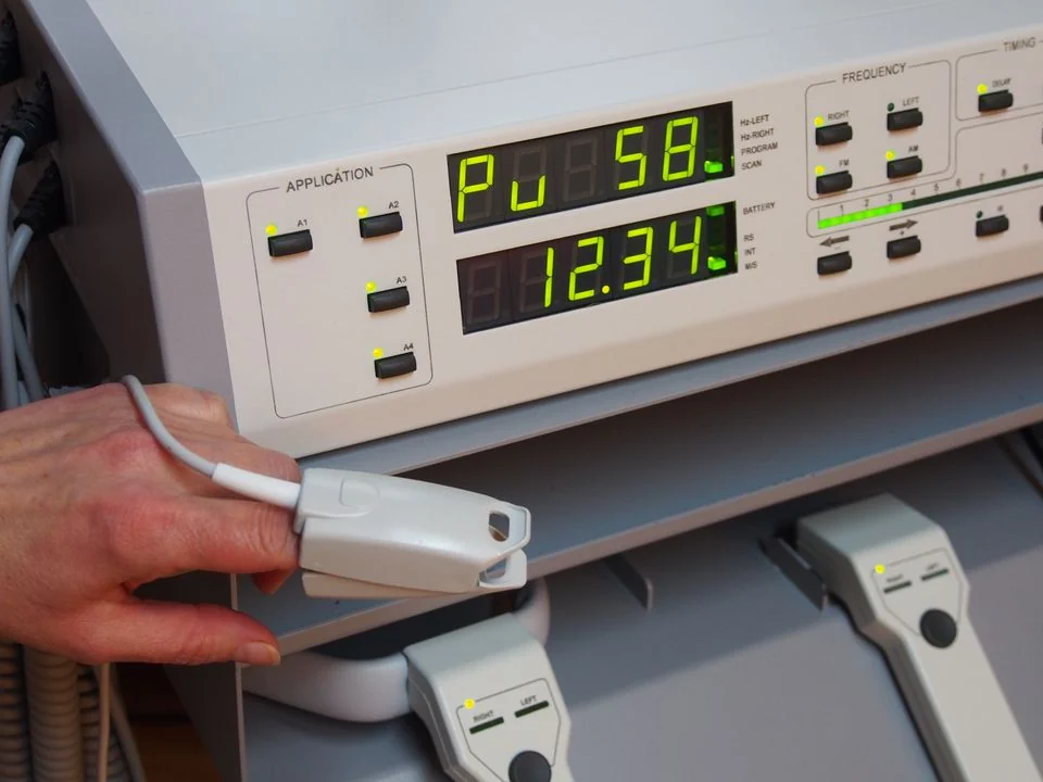 Close view of the actual ONDAMED system, sensor and therapy controls
